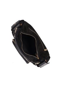 Borsa in suede nera con un'ampia apertura, dotata di cerniere in argento, due scomparti e dettagli in pelle. L'interno è foderato in tessuto.