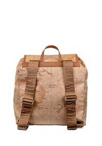 Zaino beige con stampa di mappa del mondo. Presenta spallacci e accenti in pelle color cammello, dettagli in oro e una forma rettangolare strutturata.