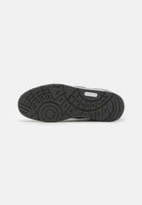 Lacoste COURT CAGE  224 - Zapatillas - dark green/white
