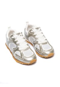 Srebrne i białe buty sportowe z metalicznym połyskiem, z teksturowaną cholewką, białymi sznurowadłami i gumową podeszwą. Posiadają kontrastowe przeszycia oraz logo.