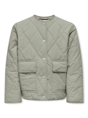 Veste matelassée gris clair avec col rond, boutons-pression sur le devant et deux grandes poches avant à rabat.