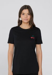 Tezenis Camiseta estampada - schwarz nero stampa ciliegia