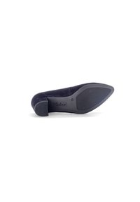 Marineblauwe suède pump met een ronde neus en een bescheiden hak. Getextureerde rubberen zool met een Gabor-logo, gladde textuur en een gebogen silhouet.