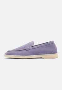 Slip-on sko i blød lavendelsuede med en glat tekstur, der har et minimalistisk design og en lys beige gummisål.