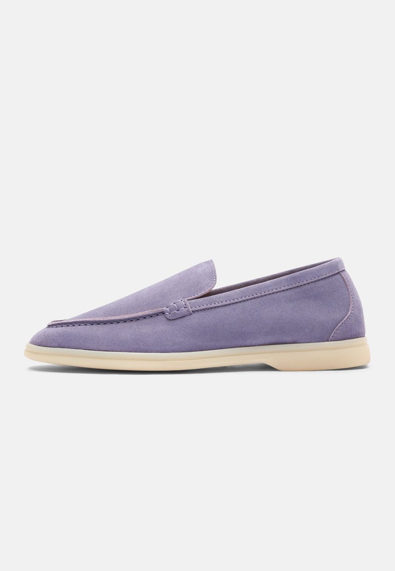 Slip-on sko i blød lavendelsuede med en glat tekstur, der har et minimalistisk design og en lys beige gummisål.