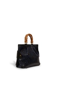 Borsa in pelle di serpente nera e blu con lati strutturati e manici curvi in legno a forma di bambù su sfondo bianco.