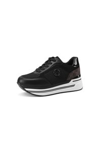 Sneakers neri con una tomaia testurizzata, dettagli in pelle, logo prominente e una suola intermedia bianca con strisce nere. Design con punta rotonda.