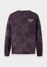 Temno vijolična srajca z dolgimi rokavi tie-dye z majhnim belim logotipom "Carhartt WIP" na levi strani prsnega koša.