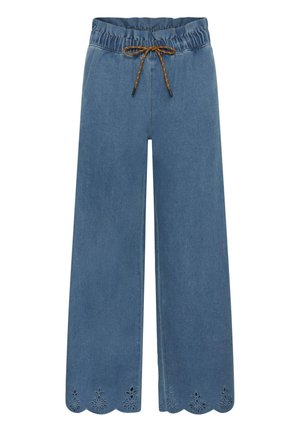 Pantalon en denim bleu à jambes larges avec taille élastique, cordon de serrage marron et ourlets festonnés ornés de broderies en découpe florale.