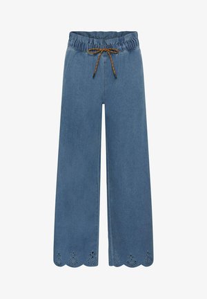 Pantalon en denim bleu à jambes larges avec taille élastique, cordon de serrage marron et ourlets festonnés ornés de broderies en découpe florale.