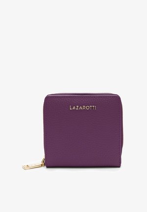 Lila Lederbrieftasche mit strukturierter Oberfläche, goldener Reißverschluss und Branding, kompakte rechteckige Form, mit einem Schlüsselanhänger-Anschluss.