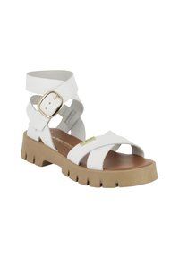 Sandalo bianco con design a fascia incrociata, fibbia alla caviglia regolabile e una suola marrone spessa con battistrada testurizzato per aderenza.