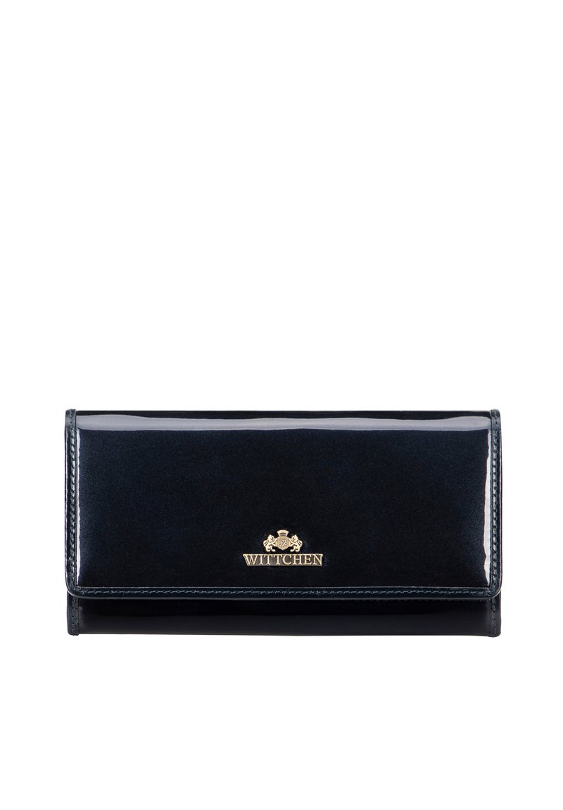 Granatowy portfel z lakierowanej skóry, o błyszczącej powierzchni, z złotym logo WITTCHEN z przodu oraz prostokątnym, składanym wzornictwem.