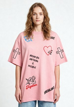 Mira Paris, TATTOO BE KIND OVERSIZED DROPPED SHOULDER TEE 26 UNISEX - T-shirt con stampa - pink