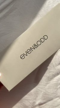 Krémová farebná škatuľa s matným povrchom, s čiernym potlačeným textom "even&ODD" na viečku, obdĺžnikový tvar a hladký povrch.