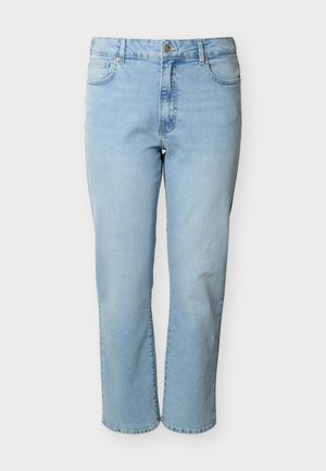 Pantalones vaqueros de mezclilla azul claro con corte de pierna recta, cinco bolsillos, cierre de botón y trabillas para cinturón, presentados sobre un fondo blanco.