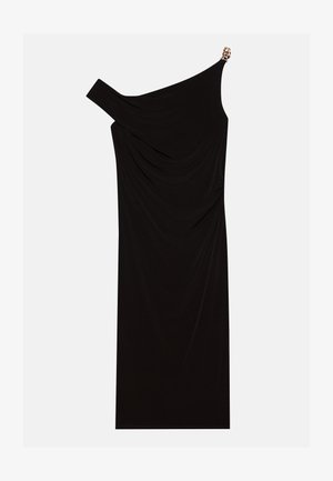 Svart en-skulder kjole laget av drapert stoff med en gyllen detalj på skulderen, glatt tekstur og kne-lengde design.