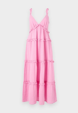 Rozā līmeņu kleita, kas izgatavota no viegla auduma ar viļņainām siksnām un akcentiem. Tai ir V-veida kakla izgriezums un plūstoša detaļa ar horizontālām krokām.