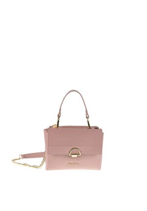 Blush roze leren handtas met een bovenhandvat, gouden kettingriem, voorflap met gouden halve cirkel sluiting en klein goud detail met logo.