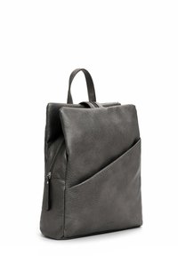 Schwarzer Leder-Rucksack mit strukturierter Oberfläche, diagonaler Fronttasche, Reißverschluss an der Seite und Tragegriff an der Oberseite, steht aufrecht vor weißem Hintergrund.