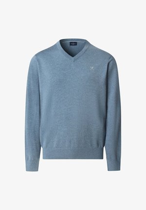 Suéter azul claro de manga larga con cuello en V, puños y dobladillo acanalados, que presenta un pequeño logo de remos cruzados en el pecho izquierdo.