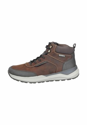 Braune und graue High-Top-Sneaker, Obermaterial aus Leder mit Textilelementen, Gummisohle, kontrastierende Nähte und Metallösen für die Schnürsenkel.