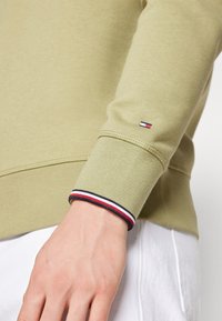 Tommy Hilfiger LOGO TIPPED CREWNECK - Mikina - faded olive