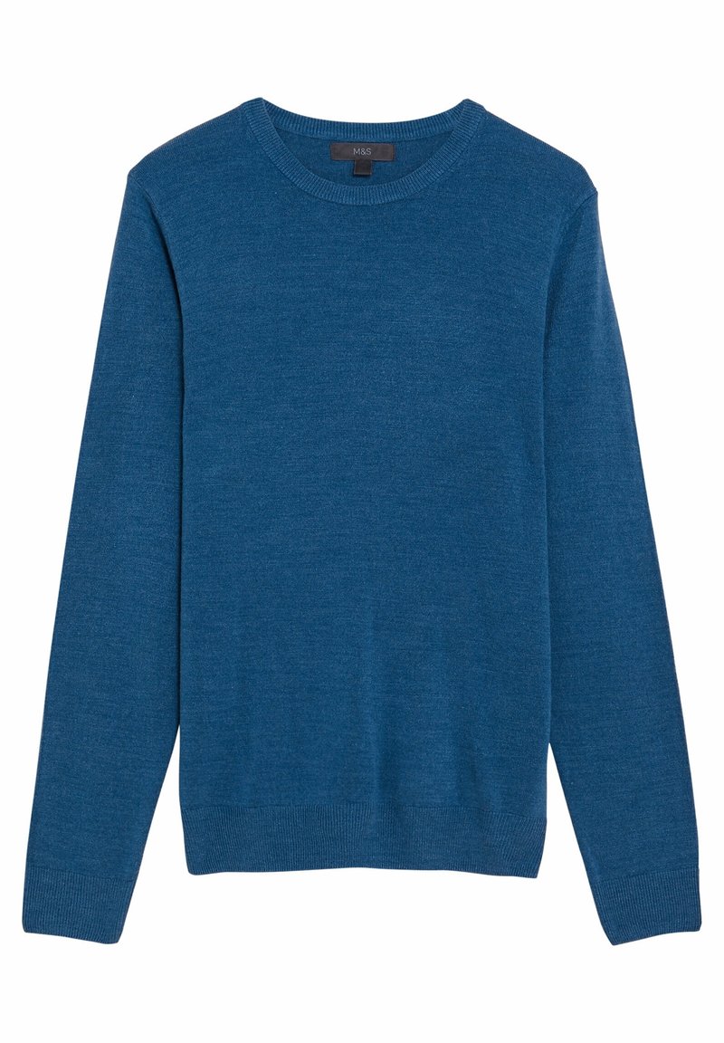 Blå crewneck-tröja gjord av mjukt stickat tyg. Har långa ärmar samt ribbade avslut på ärmar och nederkant. Inga mönster eller ytterligare detaljer.