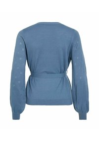 Cardigan tricoté bleu à manches longues avec une ceinture à la taille et de subtils motifs floraux en œillets sur les manches, vu de dos.