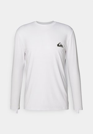 Fehér, hosszúujjú póló, könnyű anyagból készült, bal mellen fekete logóval és zsinóros részletekkel a mandzsettákon.