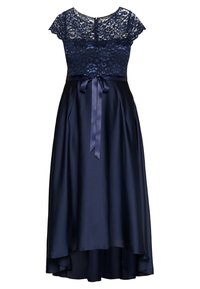 Navy blue iltapuku, jossa on pitsinen yläosa, humpuukit, satiininen hame ja sidottu vyö. Ominaisuuksiin kuuluu korkea-alareunus ja sivutaskut.