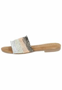 Sandalia tipo slide con una parte superior metálica texturizada que presenta un degradado de plata, rosa y negro. Plantilla suave en marrón claro y suela plana.