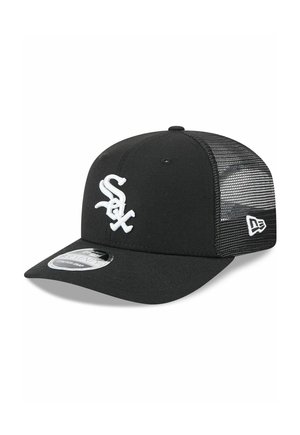 Schwarze Baseballkappe mit weißem "Sox"-Logo vorne, Netzrückenteilen, New Era-Logo an der Seite, flachem Schirm mit silbernem Aufkleber oben.