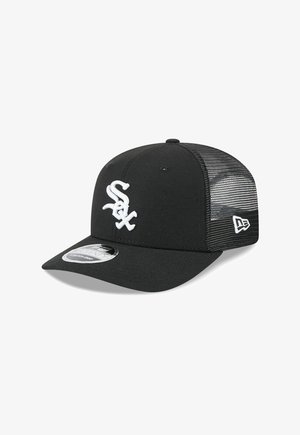 Musta baseball-lippis, jossa valkoinen "Sox"-logo edessä, verkkopaneelit takana ja New Era -logo sivulla, suorakulmainen lippa hopeisella tarralla päällä.