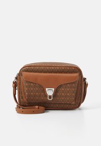 Borsa a tracolla in pelle marrone con motivo testurizzato, hardware in argento, patta frontale e tracolla regolabile. Forma rettangolare compatta.