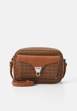 Borsa a tracolla in pelle marrone con motivo testurizzato, hardware in argento, patta frontale e tracolla regolabile. Forma rettangolare compatta.