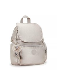 Plecak z miękkiej metalicznej tkaniny w jasnosrebrnym kolorze, o zaokrąglonym kształcie, zamykany na klapę, z kieszeniami na zamek oraz zawieszką w kształcie małpki.