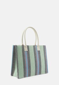Borsa a fusciacca a strisce realizzata in tessuto intrecciato con motivi verdi, neri e rosa; presenta manici beige e una forma strutturata.