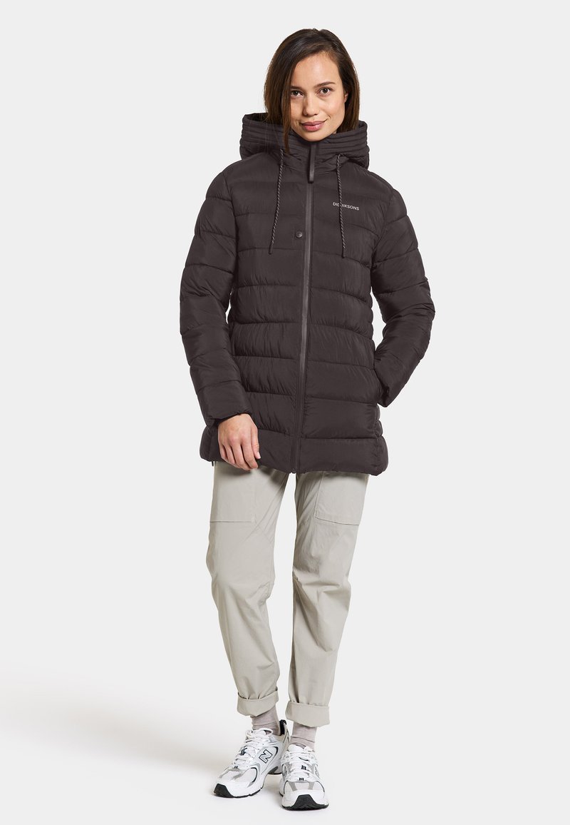 Schwarze Pufferjacke mit Kapuze, ausgestattet mit einem Reißverschluss vorne und Kordeldetails. Glattes Material mit horizontalem gestepptem Muster.