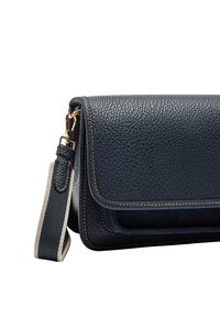 Granatowa skórzana kopertówka o teksturowanym wykończeniu, złotych akcesoriach i kontrastowym beżowym przeszyciu. Zawiera odpinany paskiem w paski.
