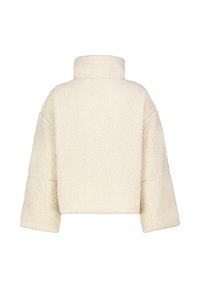 Cremfarbener, plüschiger, übergroßer Pullover-Jacke mit hohem Kragen und lässig fallenden Schultern; besteht aus weichem, strukturiertem Fleece-Material.