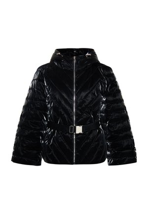 Zwarte pufferjack met een glanzende afwerking, capuchon, ritssluiting aan de voorkant en diagonale gestikte patronen. Voorzien van een riem met een metalen gesp.
