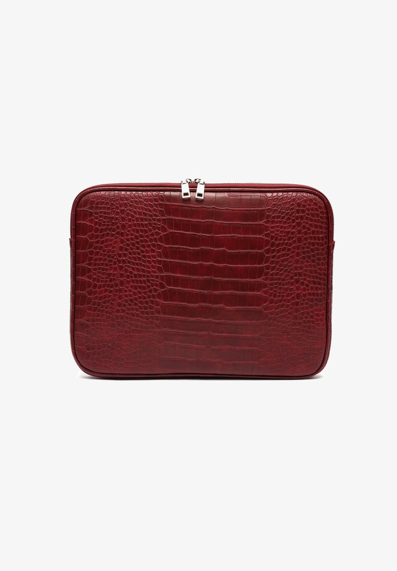 Rechthoekige, donkerrode laptopsleeve met krokodillenstructuur, afgeronde hoeken en een zilveren dubbele rits aan de bovenkant tegen een witte achtergrond.