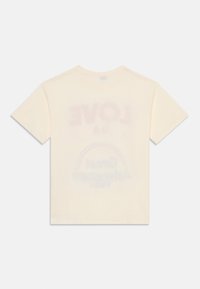 Kremowy bawełniany t-shirt z krótkimi rękawami i lekko luźnym krojem, z wyblakłym wzorem graficznym oraz motywem tęczy.