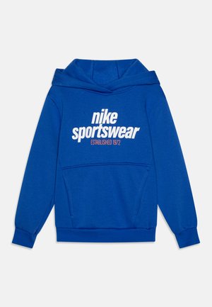 Sudadera deportiva azul de Nike con un bolsillo frontal, capucha con cordón y texto en blanco: "nike sportswear" y "ESTABLECIDO EN 1972". Material suave.