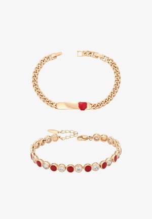 To guldfarvede armbånd, det ene kæde med en rød emaljedetalje, det andet med skiftevis rød emalje og klare sten.