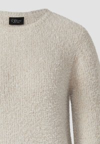 Jasno beżowy sweter o teksturowanym splocie, z metalicznymi włóknami, które nadają mu połysk, okrągłym dekoltem i długimi rękawami. Widoczna metka marki.