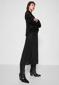 ONLY ONLNEWMELISA - Jupe plissée - black