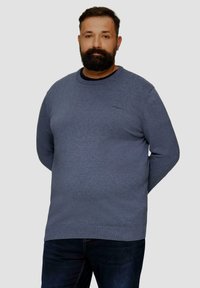 Blauwe ronde hals trui met lange mouwen, gemaakt van een textuurstof, met ribgebreide manchetten en zoom, en een klein logo op de borst.