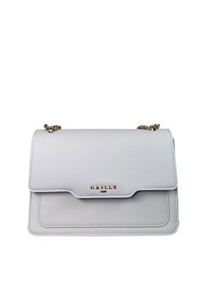 Bolso de hombro rectangular de cuero blanco con correa de cadena dorada y logo dorado "GAELLE" en la solapa frontal.